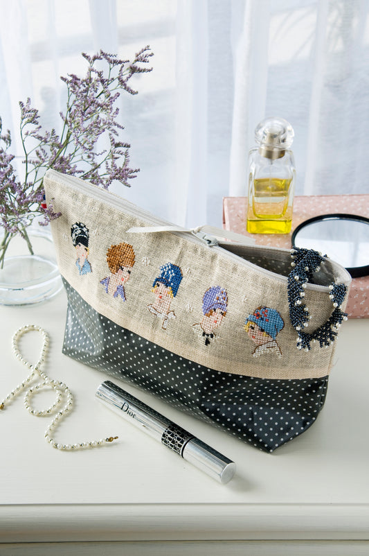 Grille de broderie point de croix : trousse de toilette chapeau cloche des années 20. Motif 133 x 87 pts, imprimé couleur (Réf. DMC) sur 4 pages. Illustration H. Le Berre.