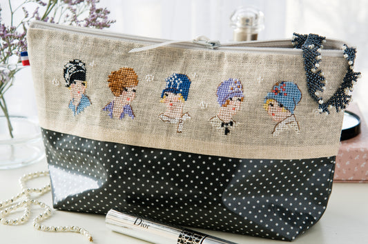 Grille de broderie point de croix : trousse de toilette chapeau cloche des années 20. Motif 133 x 87 pts, imprimé couleur (Réf. DMC) sur 4 pages. Illustration H. Le Berre.