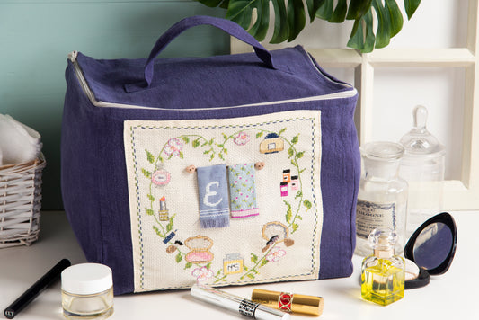 Grille de broderie point de croix pour trousse à maquillage, vanity et pochette à Kleenex. Imprimée avec symboles et couleurs DMC sur 6 pages. Modèle Françoise Dieuzaide.