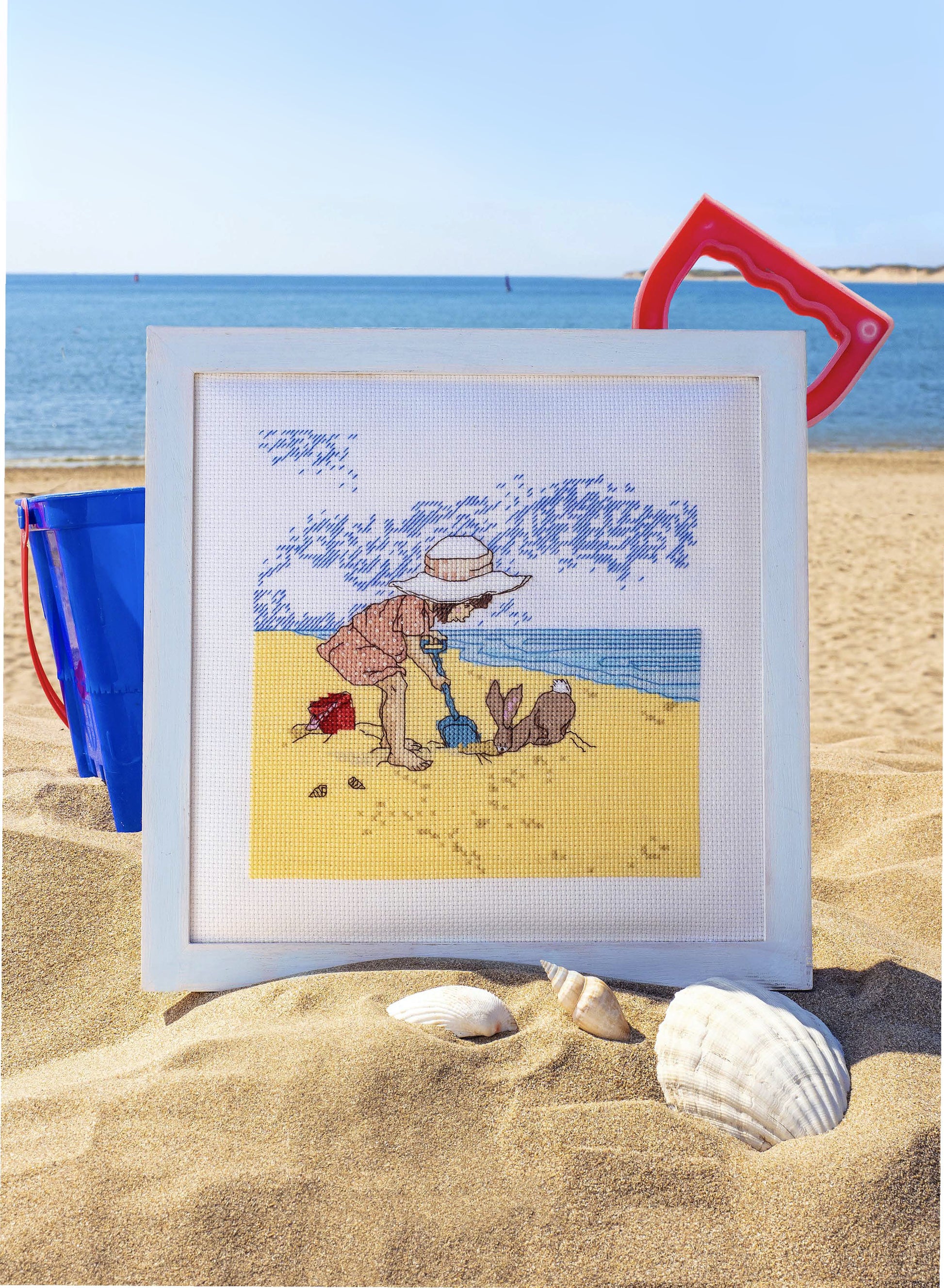 Grille de point de croix Un Après-midi à la Plage Bell & Boo – Belle et Boo construisant un château de sable au bord de la mer, brodé sur lin blanc 11 fils/cm, Création Point de Croix