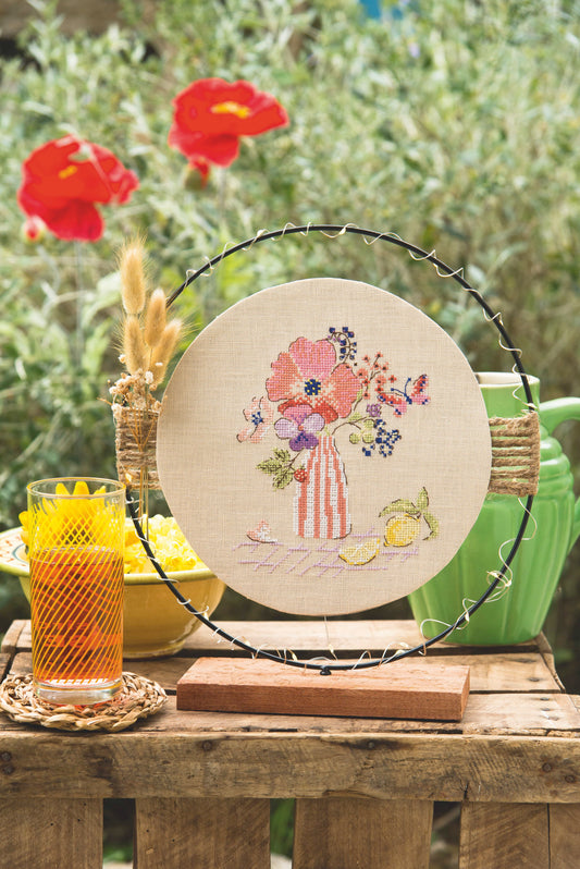 Grille de broderie point de croix : un bouquet ensoleillé à broder. Réf. DMC incluse. À broder sur Aïda ou lin. Création Point de Croix.