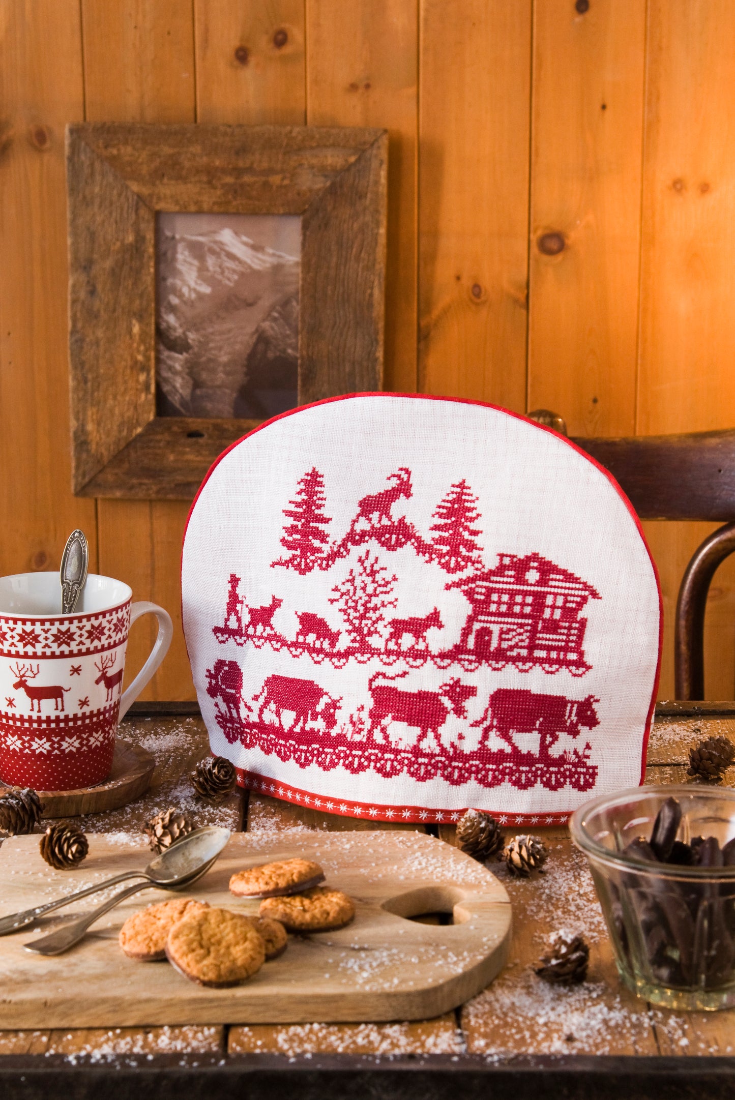 Grille de broderie point de croix : cache-théière et mug brodés, style papiers découpés. Imprimé couleur (Réf. DMC) sur 6 pages.