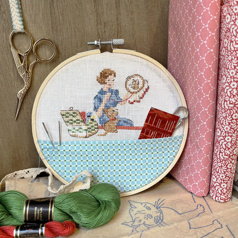 Grille point de croix : chat dans un univers couture, pochette, cadre et vide-poche. Aïda 5,5 pts/cm ou lin 11 fils/cm. 6 pages couleur, réf. DMC.