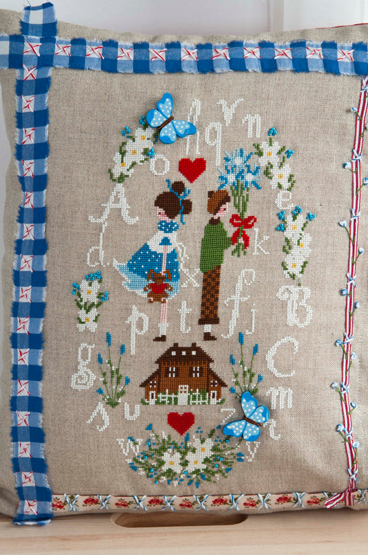 Grille de point de croix romantique Un conte de fées : amoureux, fleurs et papillons. 198 x 199 points sur Aïda 5,5 pts. Références DMC sur 6 pages.