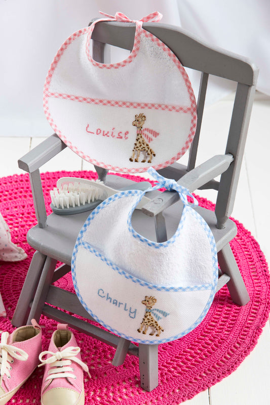Grille broderie point de croix : carnet de santé et bavoirs girafes pour bébé. ABC complet, 4 pages, couleurs DMC. Aïda blanc.
