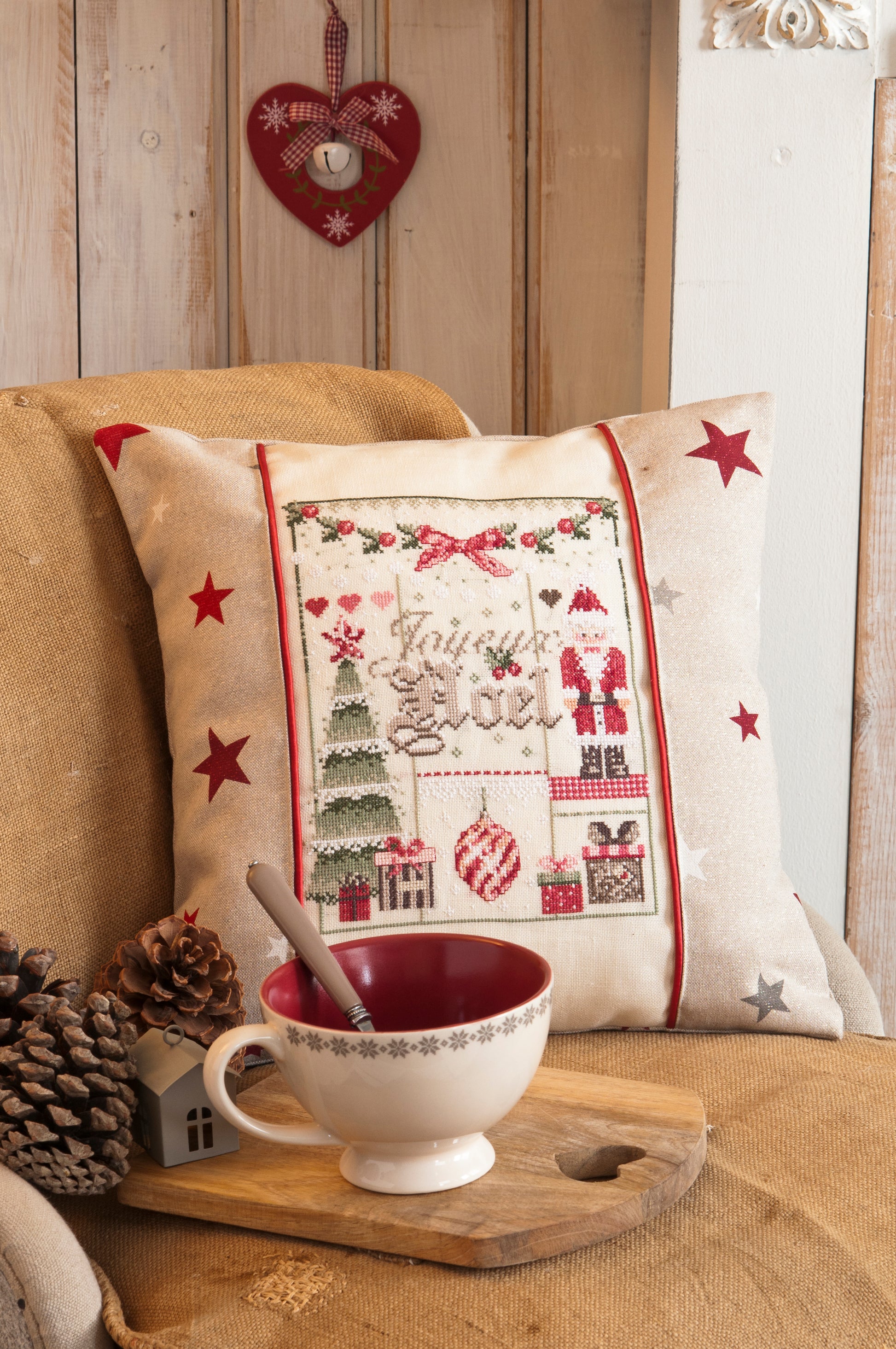 Grille point de croix : coussin Noël avec sapin, boules et flocons. Motif 132x106 pts, lin ivoire 11 fils, réf. DMC. 6 pages.