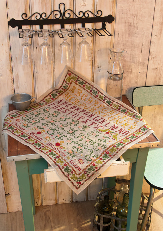 Grille point de croix : sampler abécédaire inspiré de Jeanne (1922), 3 alphabets et frise. 246 x 247 points, imprimée sur 6 pages. Lin 12 fils bis.