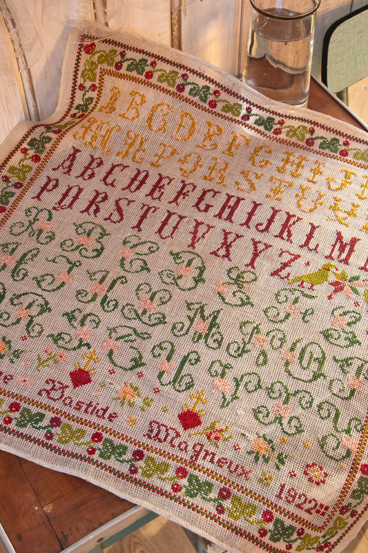 Grille point de croix : sampler abécédaire inspiré de Jeanne (1922), 3 alphabets et frise. 246 x 247 points, imprimée sur 6 pages. Lin 12 fils bis.