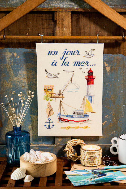 Grille de broderie point de croix : un jour à la mer, motifs marins. Réf. DMC incluse. À broder sur lin. Création Point de Croix.