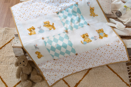 Grille broderie point de croix : plaid chat et souris a broder sur lin blanc. Motif patchwork enfants, DMC, 6 pages.