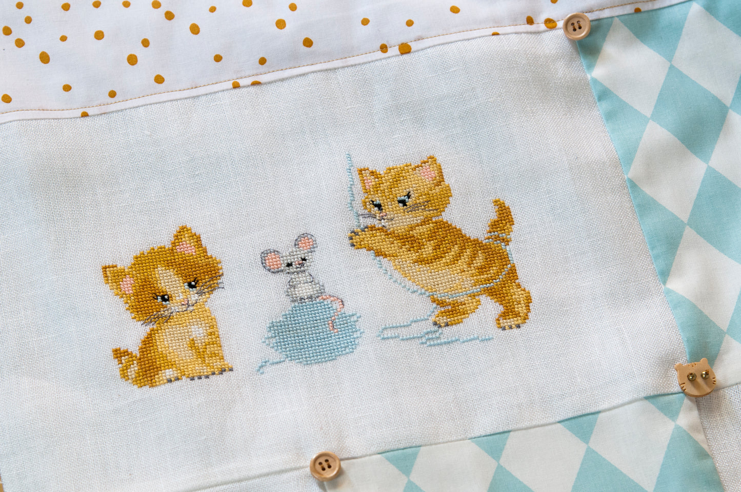 Grille broderie point de croix : plaid chat et souris a broder sur lin blanc. Motif patchwork enfants, DMC, 6 pages.