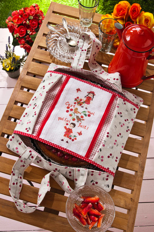 Grille point de croix : sac à tarte brodé motif cerises. Motif 108x54 pts, toile blanche 11 fils, réf. DMC. 6 pages.