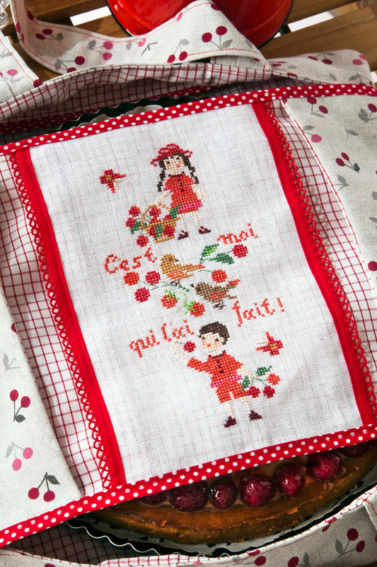 Grille point de croix : sac à tarte brodé motif cerises. Motif 108x54 pts, toile blanche 11 fils, réf. DMC. 6 pages.