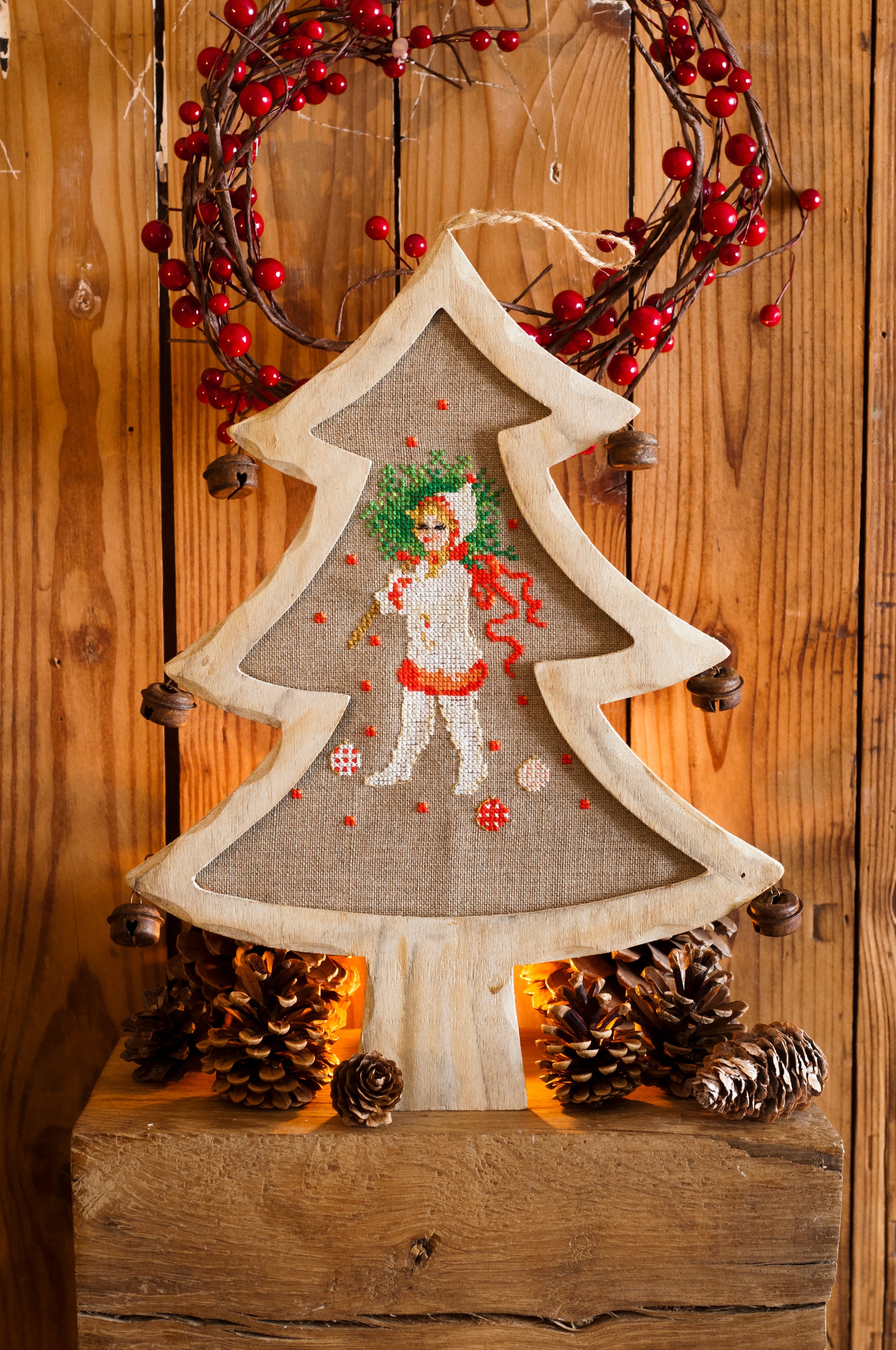 Grille point de croix : sapin de Noël brodé, motif lutin. 120 x 100 points, imprimée sur 4 pages avec symboles et couleurs DMC. 18 x 21,81 cm.