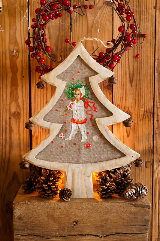 Grille point de croix : sapin de Noël brodé, motif lutin. 120 x 100 points, imprimée sur 4 pages avec symboles et couleurs DMC. 18 x 21,81 cm.