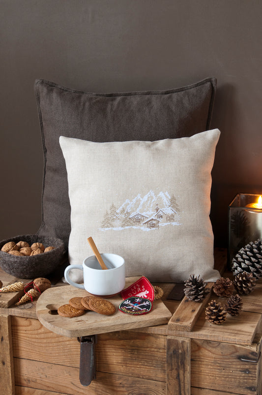 Grille de broderie point de croix « Un village de montagne » par J. Lentini : coussin ambiance chalet sur lin bis 11 fils. DMC, 6 pages, motif 12,54 x 23,81 cm.