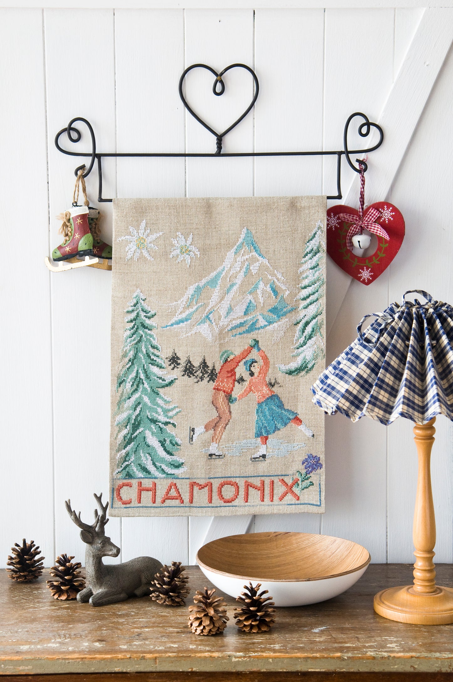 Grille de broderie point de croix : affiche Chamonix, scène de patinage hivernal. Motif 157 x 205 pts, imprimé couleur (Réf. DMC) sur 6 pages. Illustration M. Bonnin.
