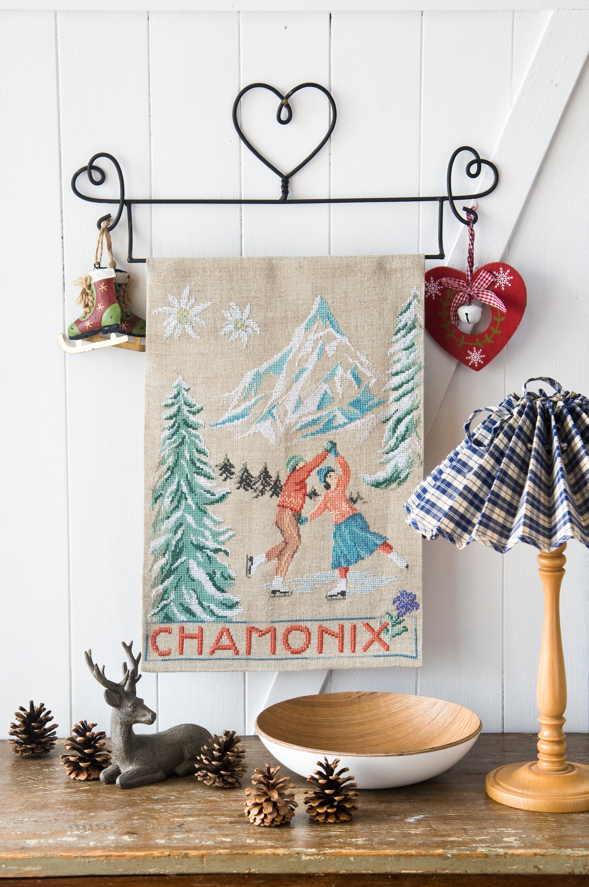 Grille de broderie point de croix : affiche Chamonix, scène de patinage hivernal. Motif 157 x 205 pts, imprimé couleur (Réf. DMC) sur 6 pages. Illustration M. Bonnin.