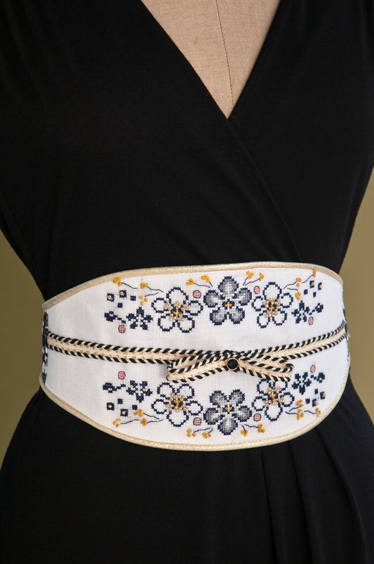 Grille de broderie point de croix « Une ceinture brodée » par Aurelle : accessoire fête unique sur toile blanche 6 pts. DMC, 6 pages, motif 13 x 18,72 cm.