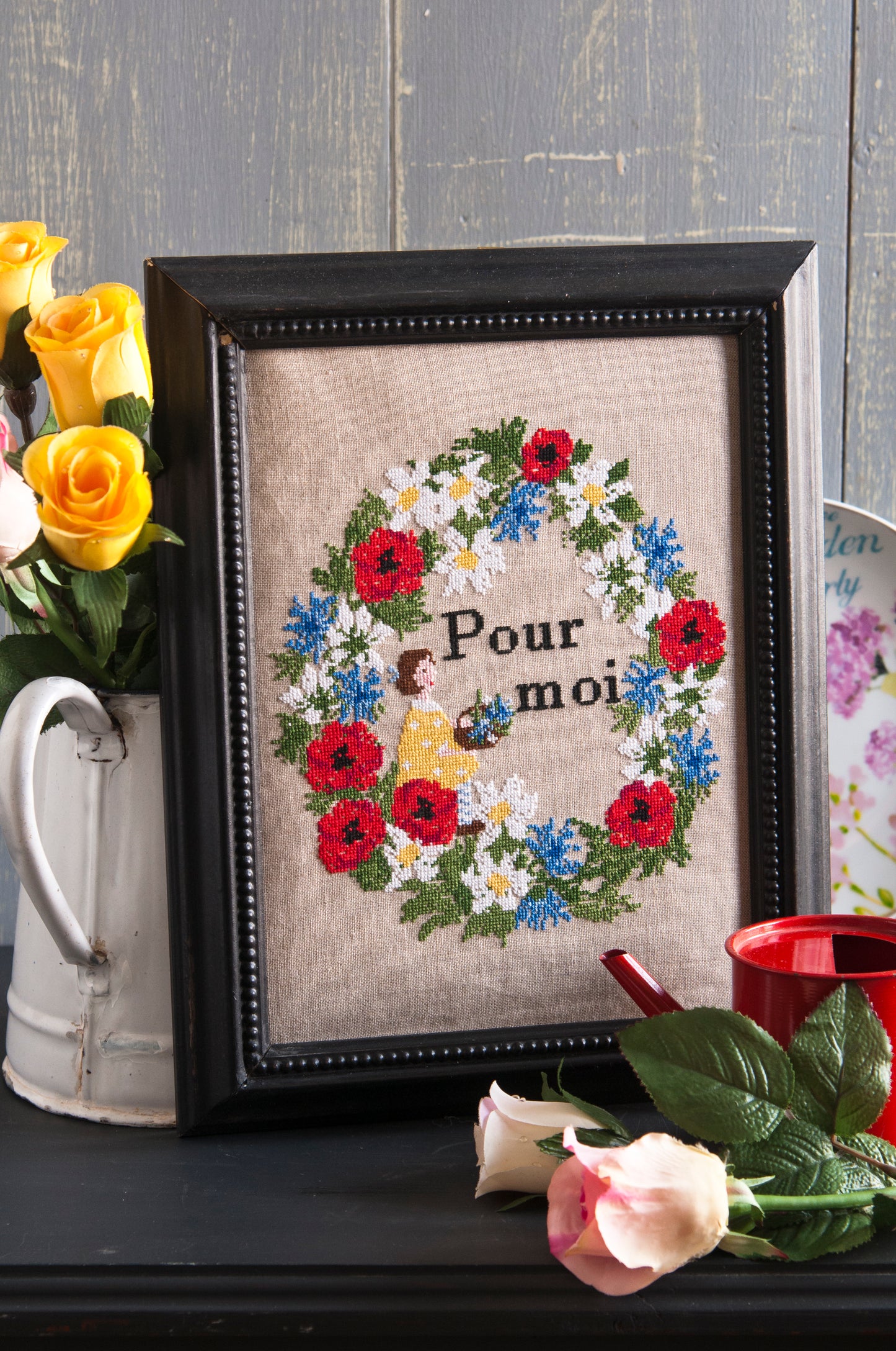 Grille point de croix : couronne de fleurs de printemps. 161 x 139 points, imprimée sur 6 pages avec symboles et couleurs DMC. Motif 25 x 29 cm.