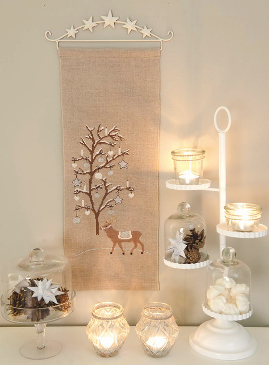 Grille de point de croix Noël : cerf et arbre lumineux sur lin 11 fils bis. Décoration murale 50 x 20 cm. Références DMC sur 4 pages.