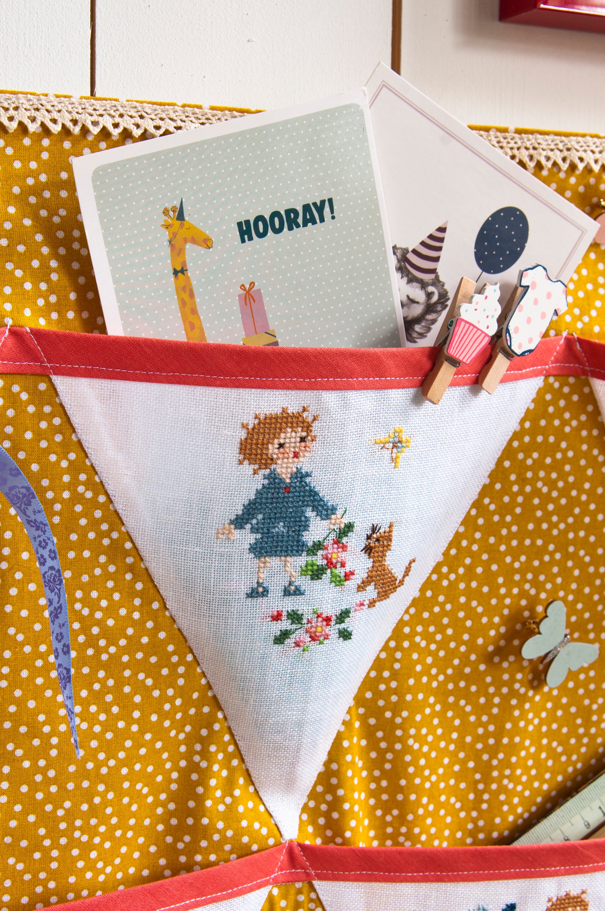 Grille de broderie point de croix « Vide-poches enfant » par P. Samouiloff : vide-poche pour chambre d'enfant sur toile blanche 11 fils. DMC, 6 pages, motif 7,27 x 9,09 cm.