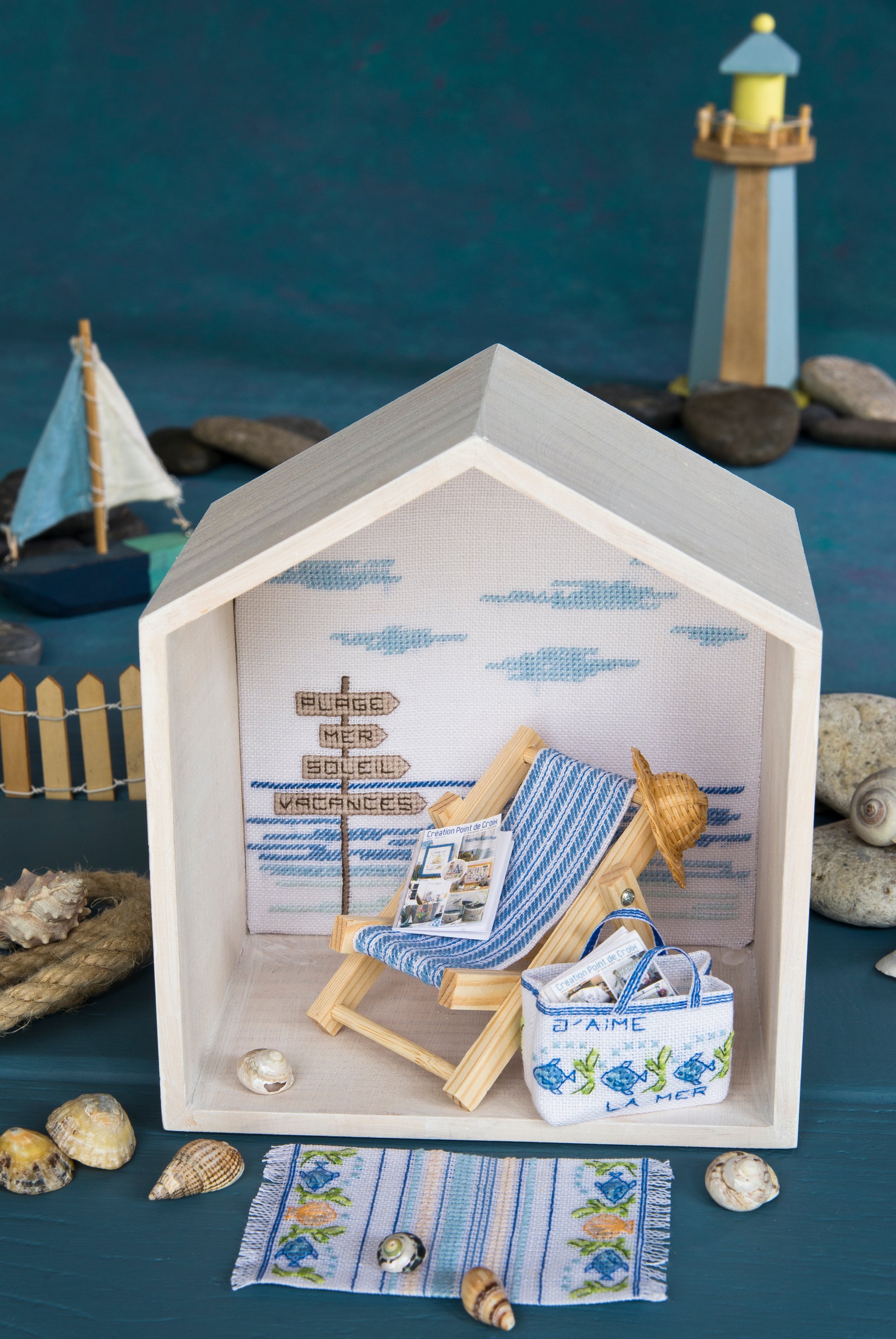 Grille de broderie point de croix : vitrine plage, cabane de bord de mer par M.A. Réthoret-Melin. Réf. DMC incluse. À broder sur lin. Création Point de Croix.