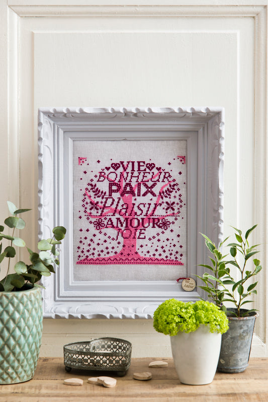 Un arbre de vie brodé aux messages positifs, signé P. Samouiloff. Motif carré 20,7 × 20,7 cm à broder sur lin blanc ou toile Aïda. Idéal en cadeau.