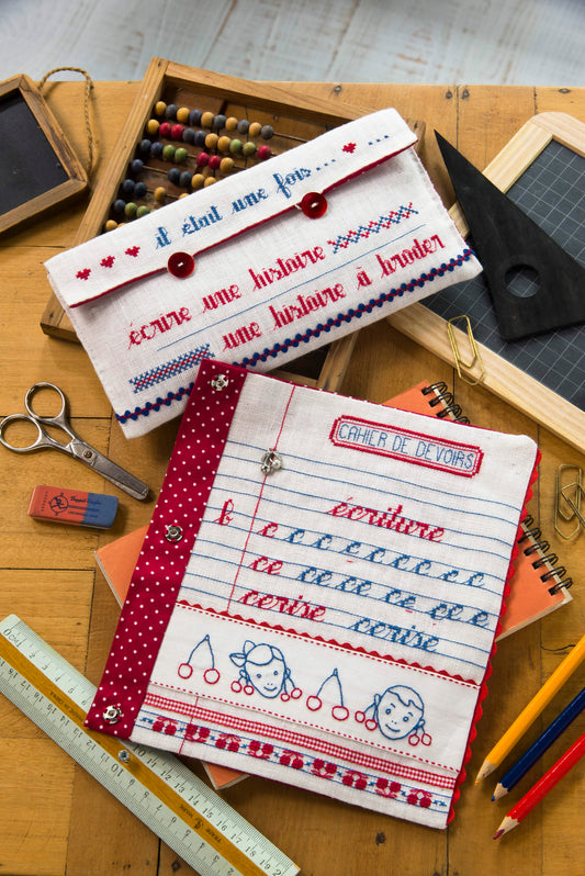 Grille de broderie point de croix : vive la rentrée, accessoires scolaires à broder. Réf. DMC incluse. À broder sur lin. Création Point de Croix.