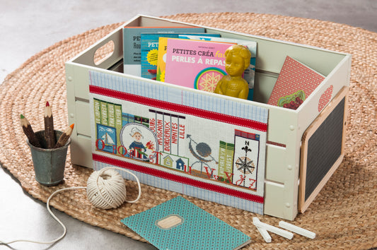 Grille broderie point de croix : bibliotheque enfants a broder sur lin blanc. Rangement livres et ardoises, DMC, 6 pages.