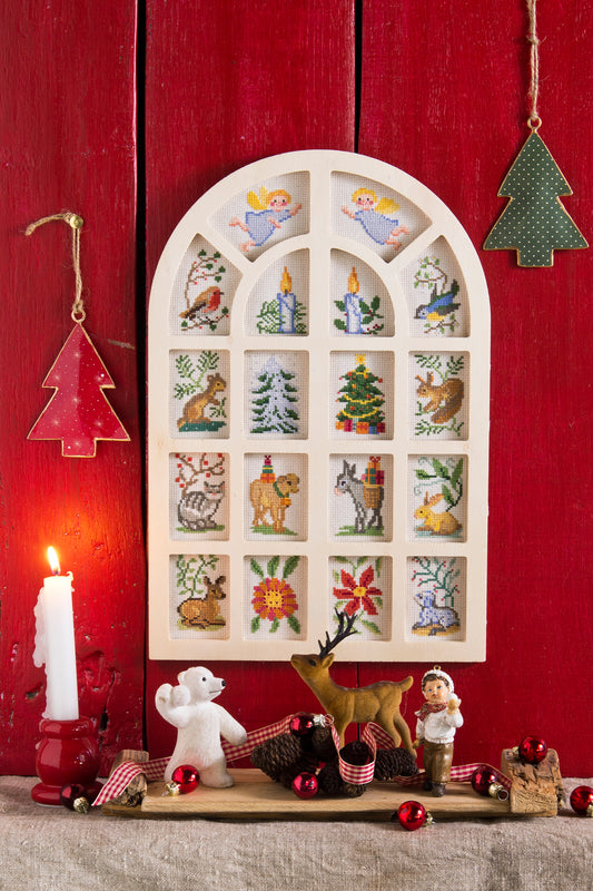 Grille point de croix : fenêtre de Noël vintage et nostalgique. Motif 51x33 pts, sur lin ou Aïda, rendu 9,3x6 cm. Une broderie délicate et intemporelle.