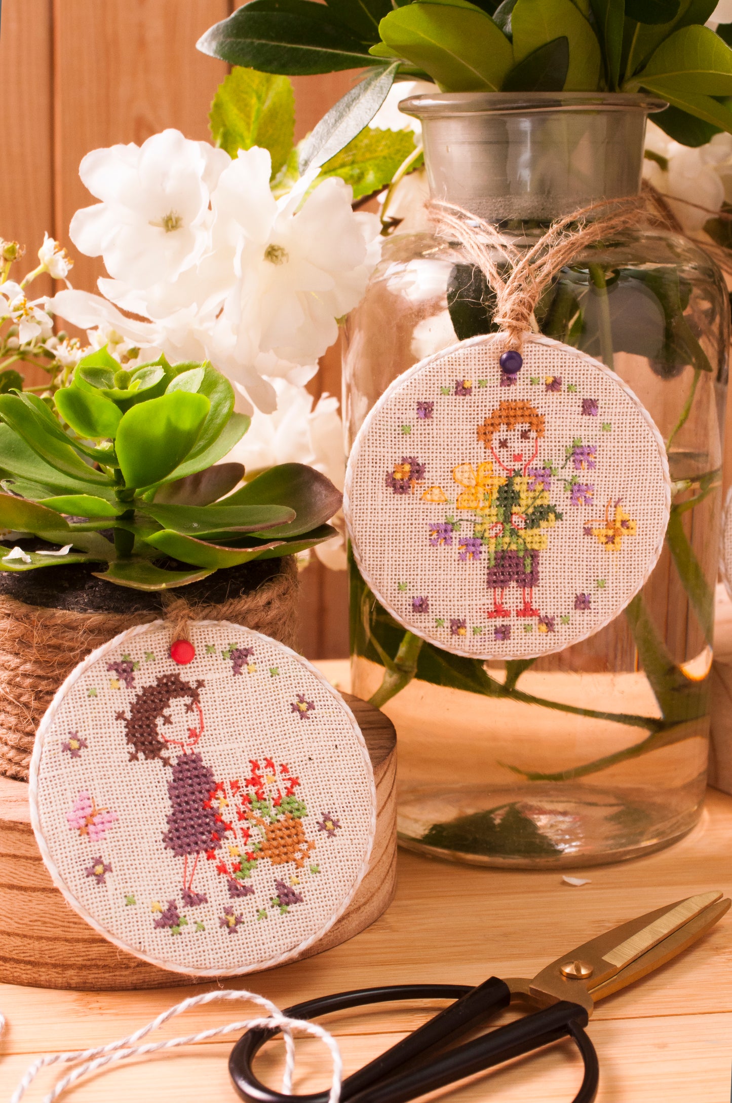 Grille broderie point de croix : étiquettes soliflores recyclés à broder sur lin blanc. Par P. Samouiloff, DMC, 6 pages.
