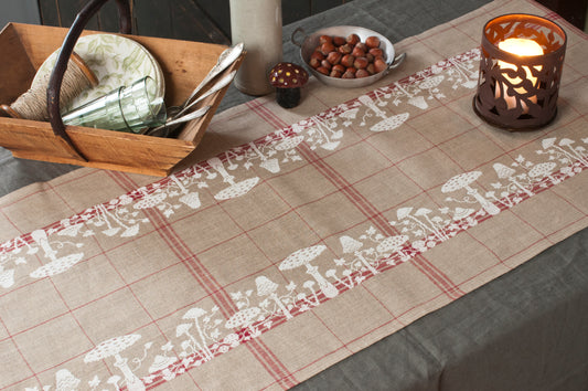 Grille point de croix nappe champignons. 71 x 690 points, imprimée sur 8 pages avec symboles et couleurs DMC. Motif 12,9 x 125 cm sur lin 12 fils bis.