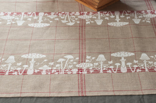 Grille point de croix nappe champignons. 71 x 690 points, imprimée sur 8 pages avec symboles et couleurs DMC. Motif 12,9 x 125 cm sur lin 12 fils bis.