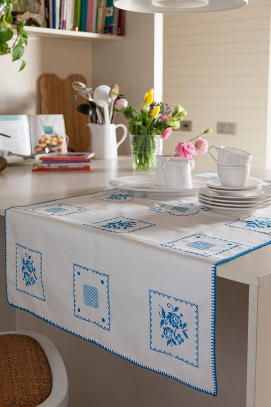 Grille broderie point de croix : nappe fleurs Digoin style vintage à broder sur Aïda blanc. Motif faïence, DMC, 8 pages.
