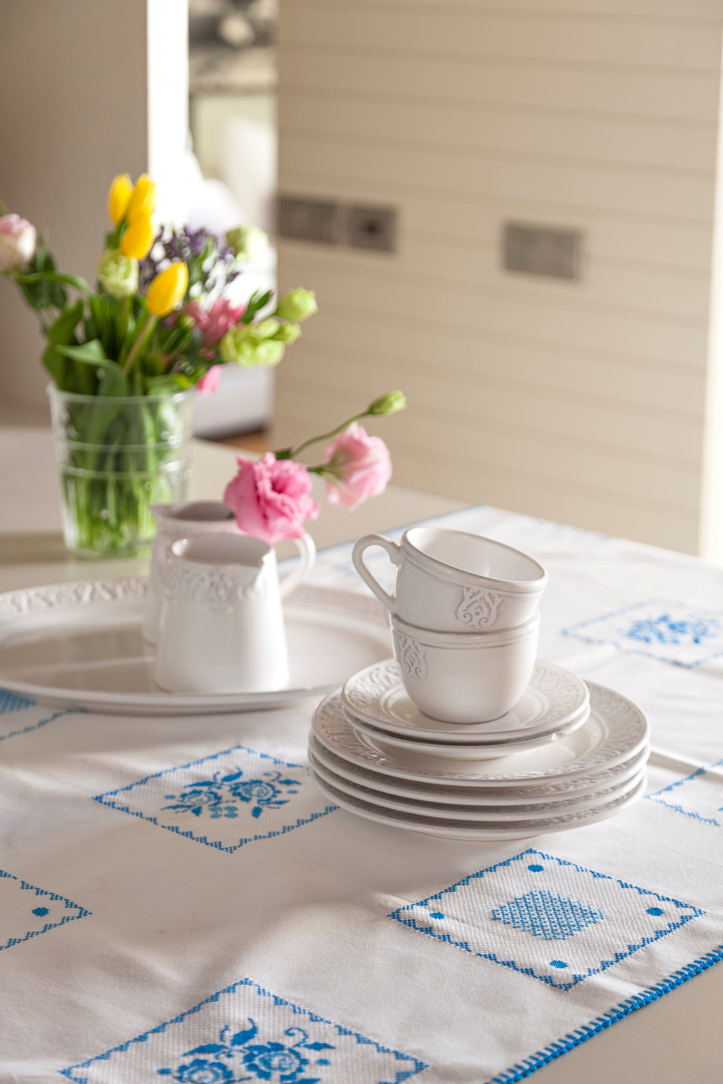 Grille broderie point de croix : nappe fleurs Digoin style vintage à broder sur Aïda blanc. Motif faïence, DMC, 8 pages.
