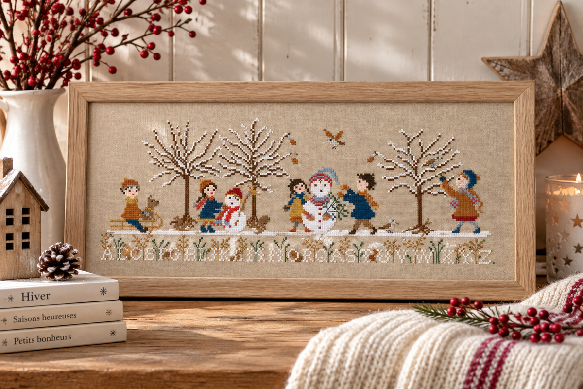 Grille point de croix inédite de Perrette Samouiloff : Les joies de l'hiver, 209 × 82 points, enfants dans la neige, alphabet brodé. Création Point de Croix.