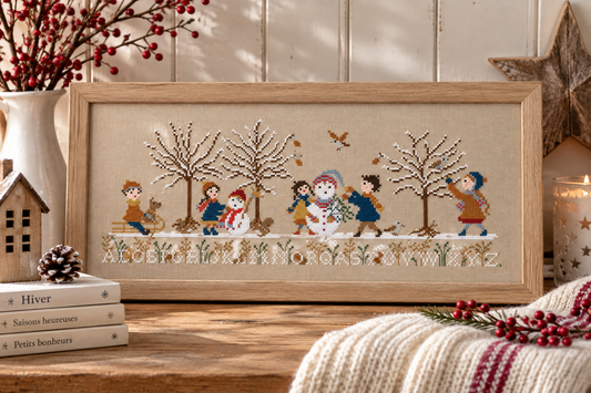 Grille point de croix inédite de Perrette Samouiloff : Les joies de l'hiver, 209 × 82 points, enfants dans la neige, alphabet brodé. Création Point de Croix.