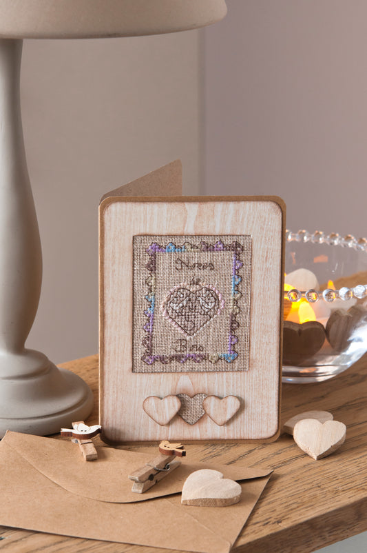 Grille point de croix : 10 motifs noces (coton, bois, or, diamant…). Imprimée sur 10 pages avec symboles et couleurs DMC. Lin 11 fils bis.
