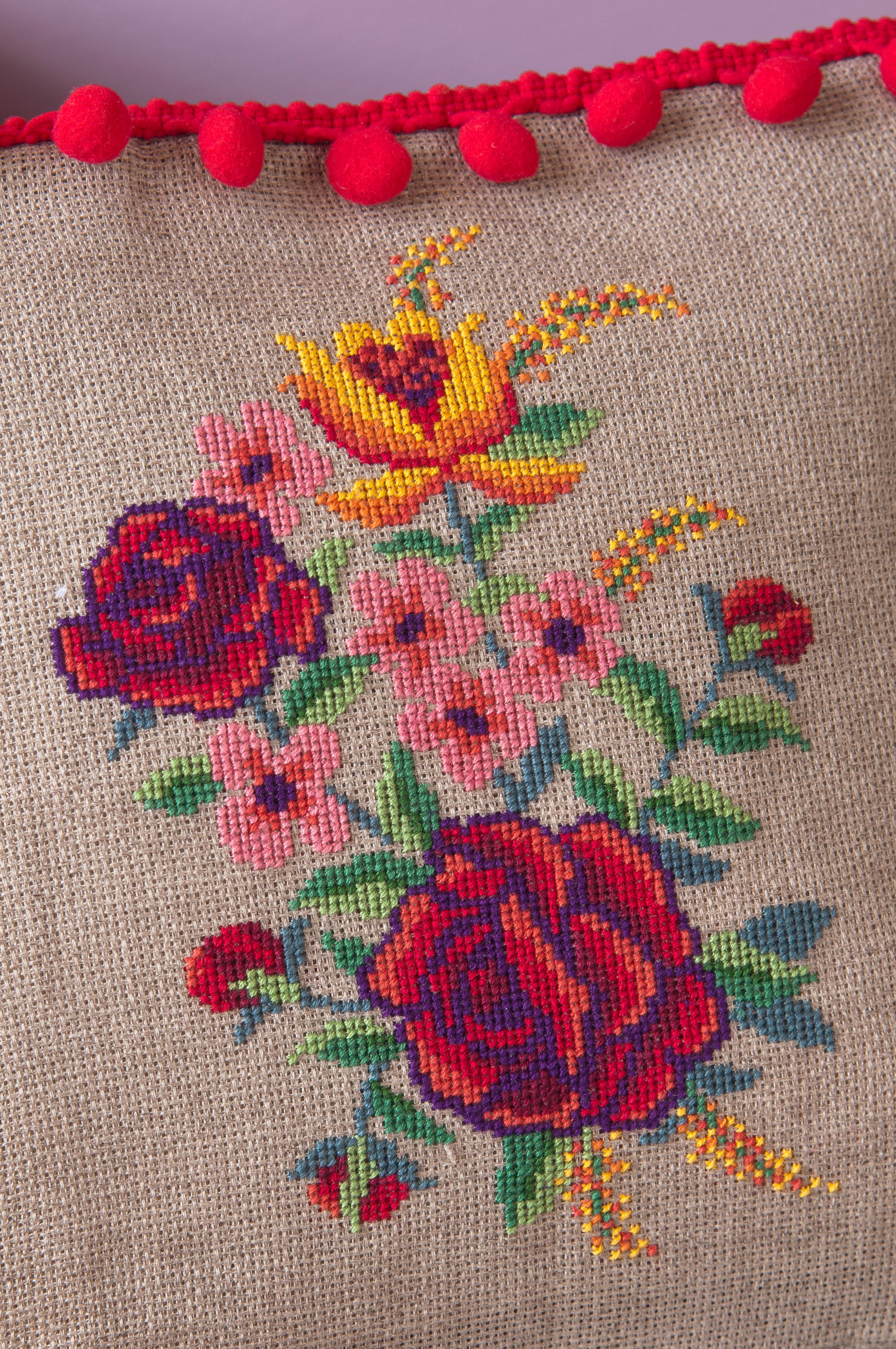 Grille point de croix : pochette de soirée esprit Frida Kahlo sur lin bis. Motif 122 x 78 points (22,18 x 14,18 cm), 4 pages, DMC.