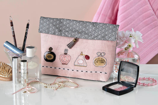 Grille de broderie point de croix : pochette et trousse de toilette double face, idée cadeau fait-main. Imprimée en couleur avec références DMC sur 4 pages.