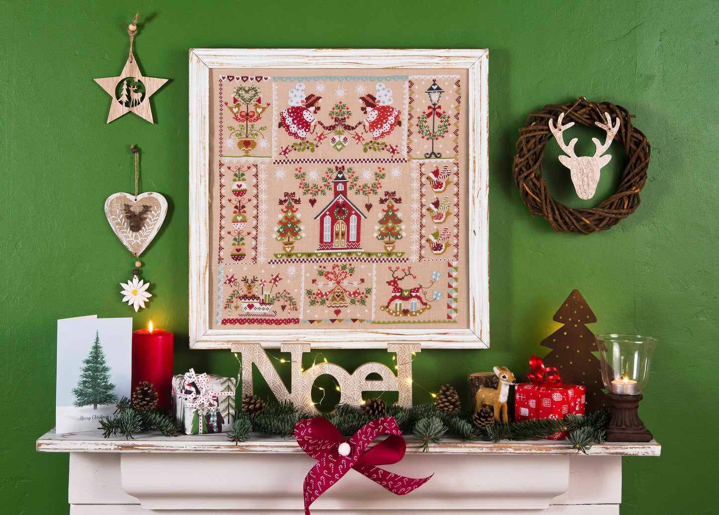 Grille point de croix : quilt de Noël avec lutins, rennes et sapins. 240×240 pts, Aïda 7 pts/cm ou lin 11 fils/cm. 8 pages couleur, réf. DMC.