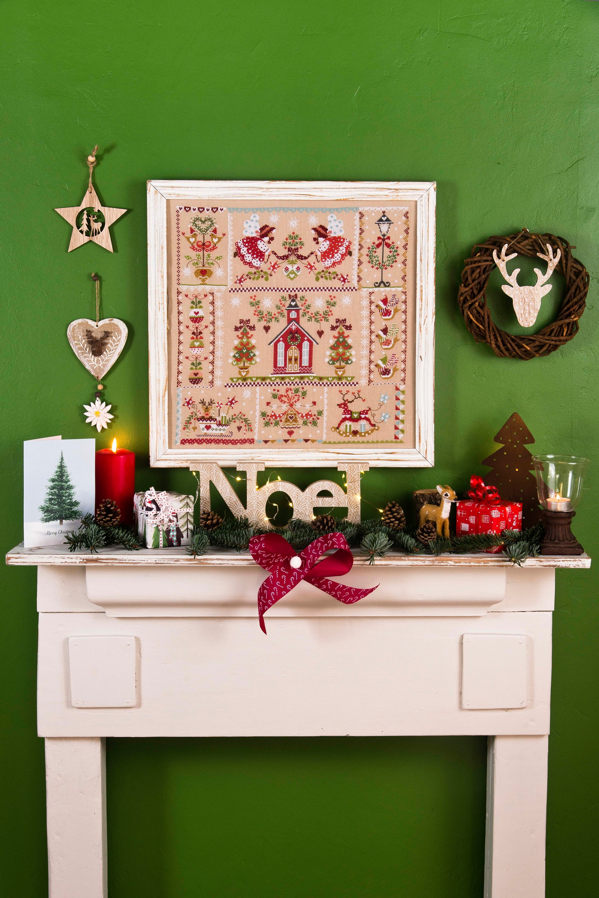 Grille point de croix : quilt de Noël avec lutins, rennes et sapins. 240×240 pts, Aïda 7 pts/cm ou lin 11 fils/cm. 8 pages couleur, réf. DMC.