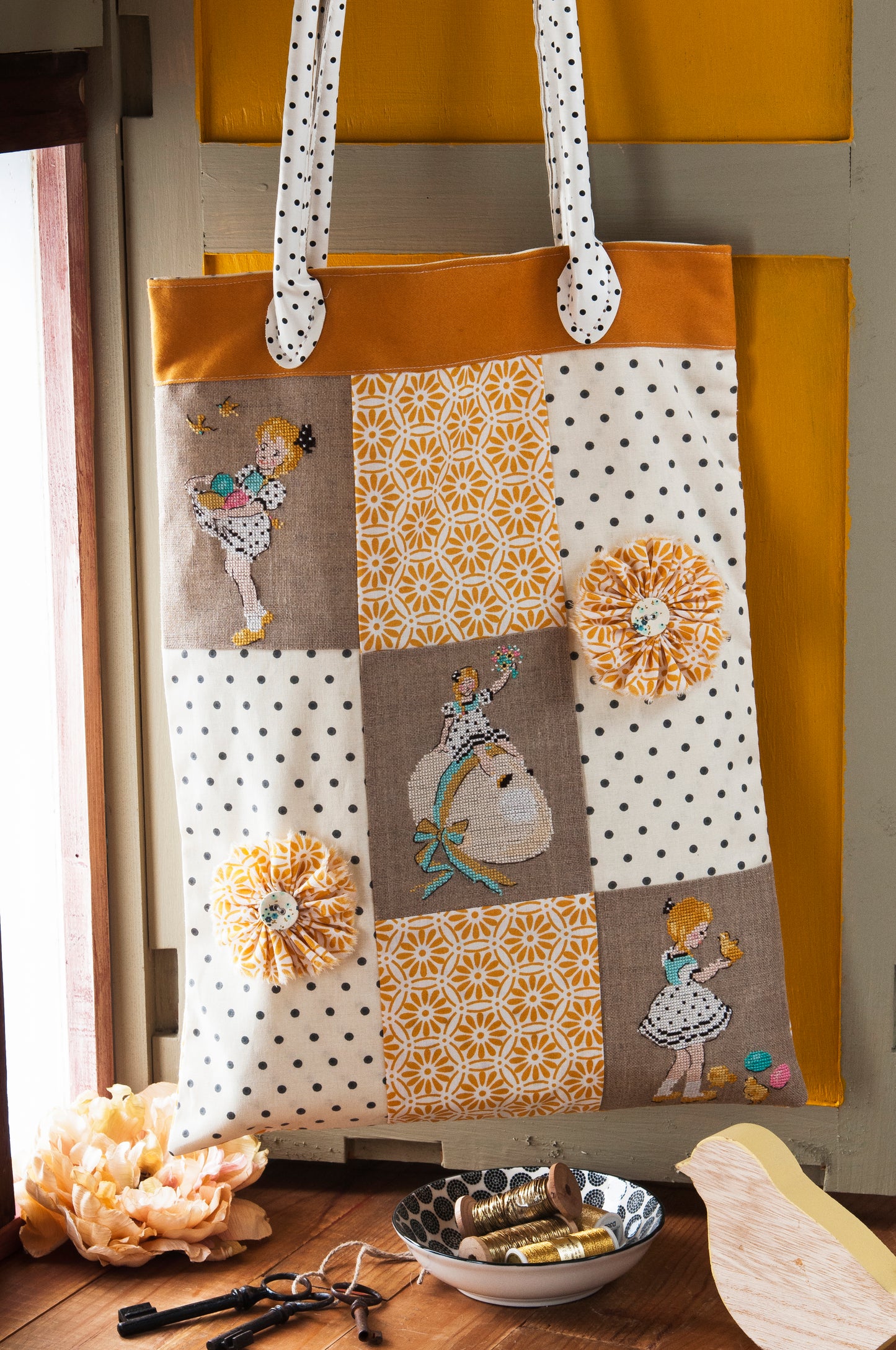 Grille point de croix : sac brodé pour Pâques, 3 motifs fillette Amélie. Imprimée sur 6 pages avec symboles et couleurs DMC. Lin 11 fils naturel.