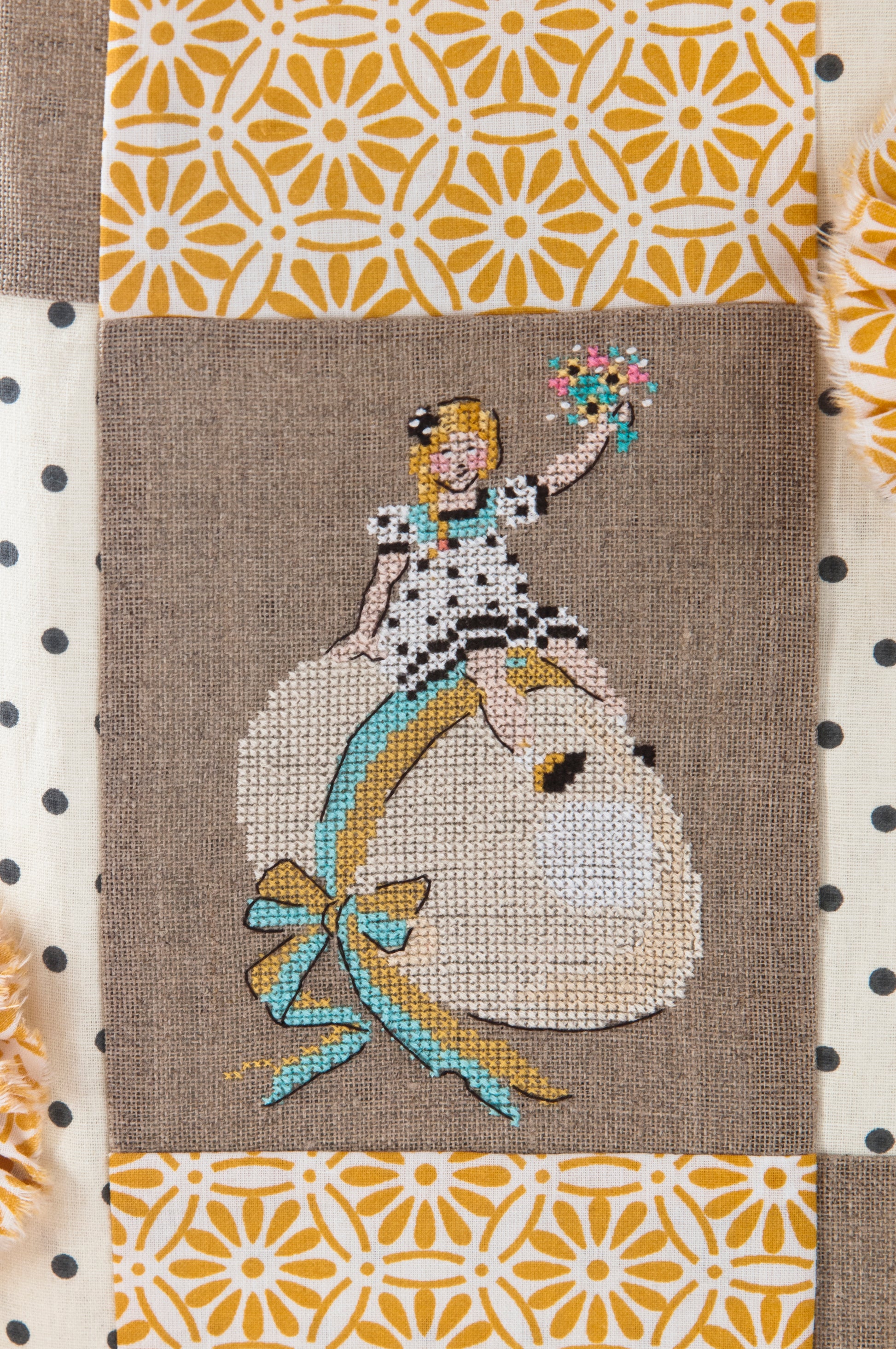 Grille point de croix : sac brodé pour Pâques, 3 motifs fillette Amélie. Imprimée sur 6 pages avec symboles et couleurs DMC. Lin 11 fils naturel.
