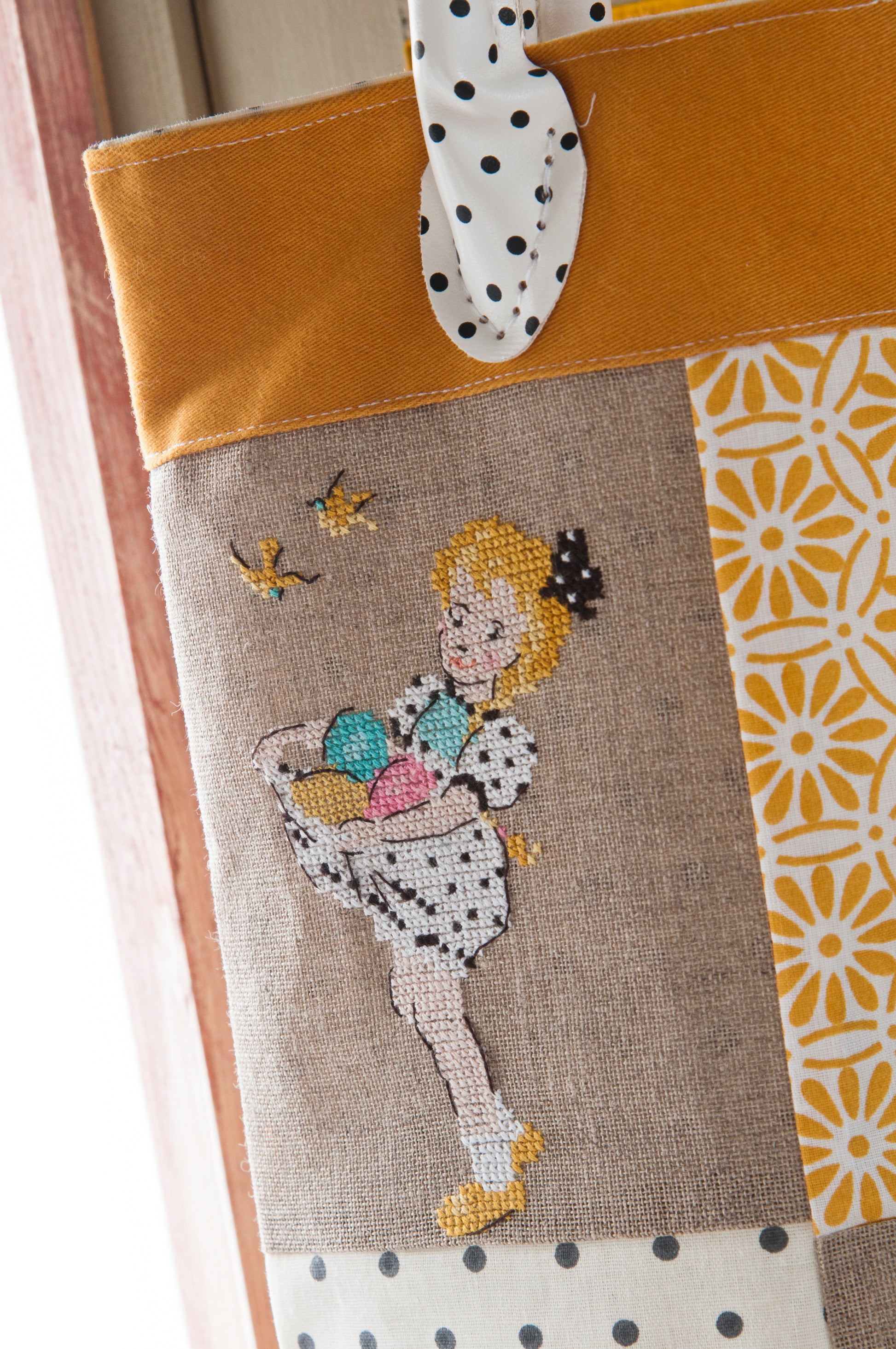 Grille point de croix : sac brodé pour Pâques, 3 motifs fillette Amélie. Imprimée sur 6 pages avec symboles et couleurs DMC. Lin 11 fils naturel.