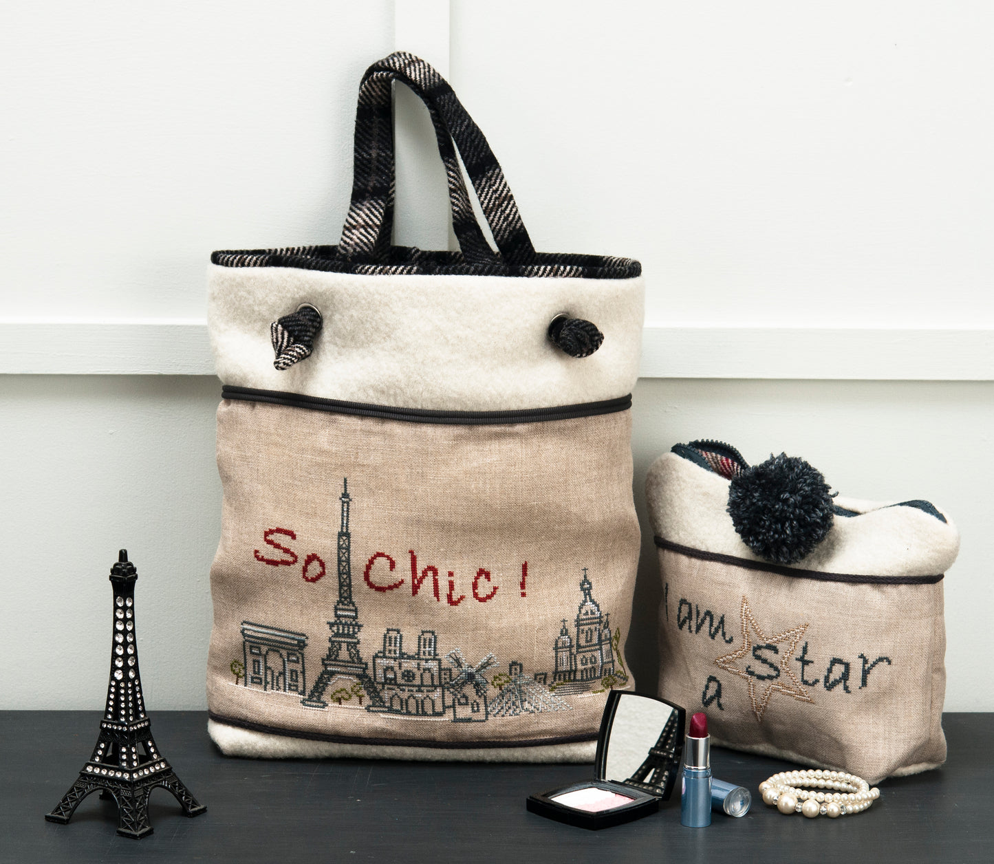 Grille broderie point de croix : sac a main So Chic et pochette a broder sur lin bis. Par Francoise Dieuzaide, DMC, 6 pages.