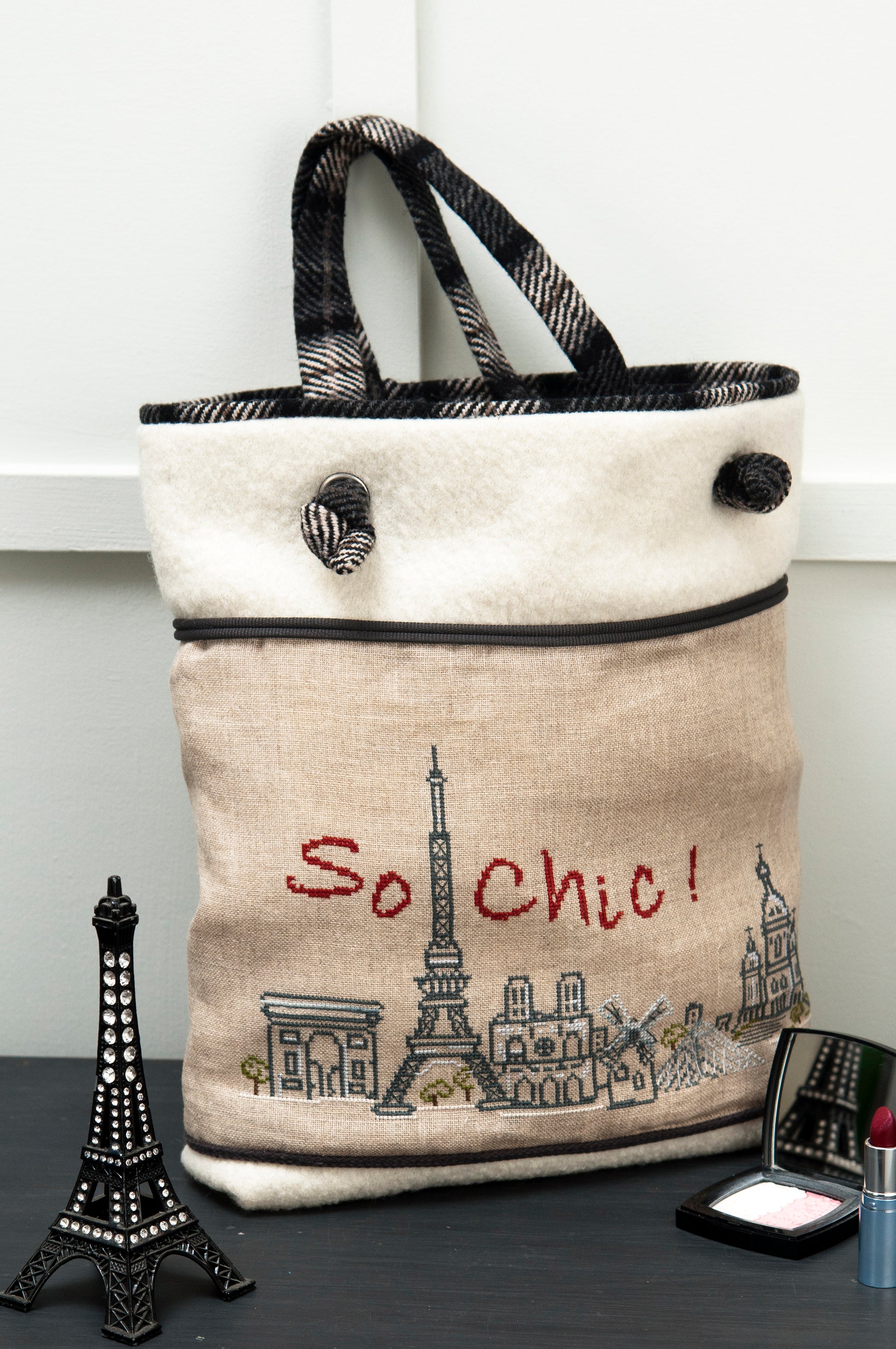 Grille broderie point de croix : sac a main So Chic et pochette a broder sur lin bis. Par Francoise Dieuzaide, DMC, 6 pages.