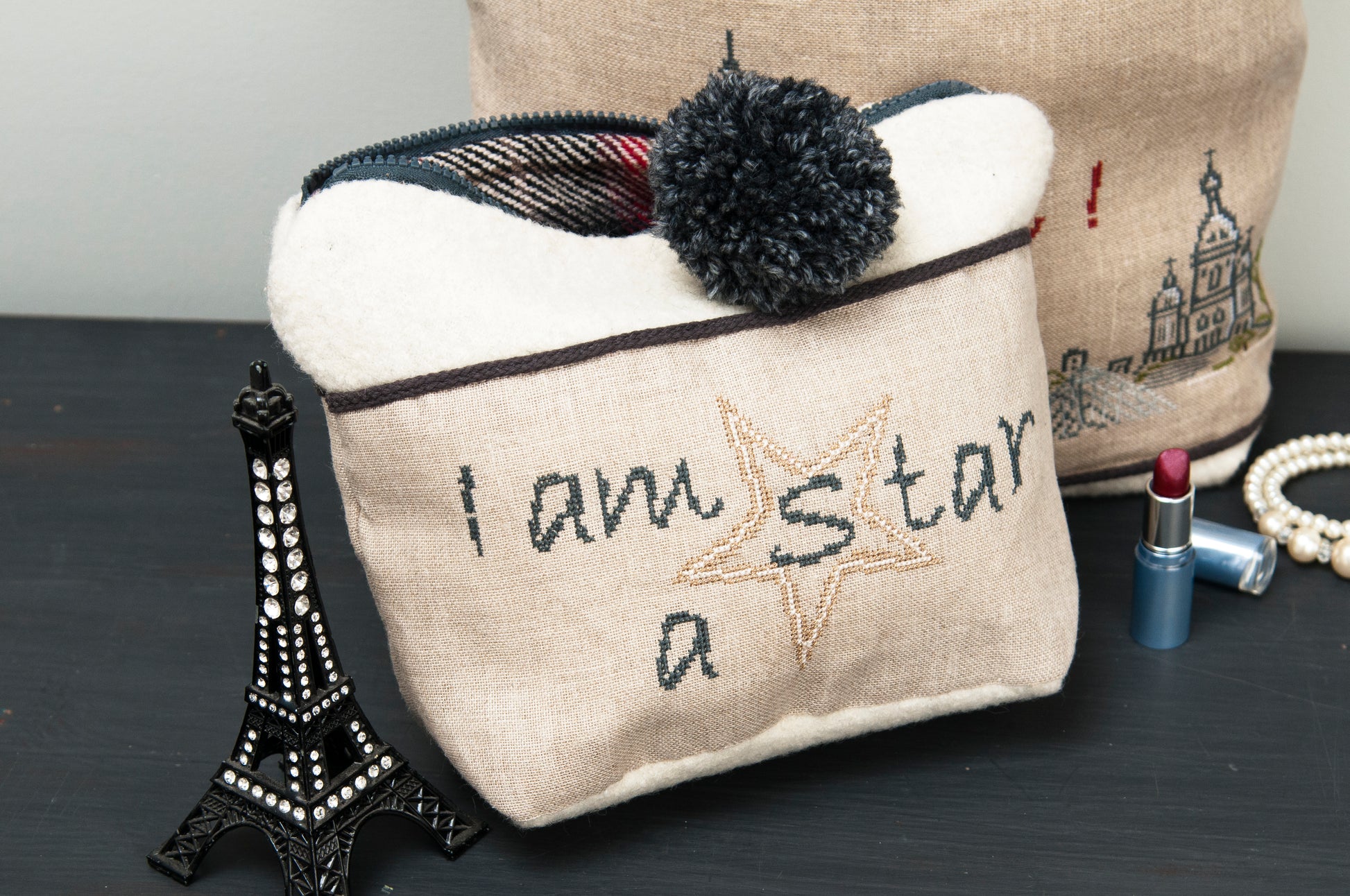 Grille broderie point de croix : sac a main So Chic et pochette a broder sur lin bis. Par Francoise Dieuzaide, DMC, 6 pages.