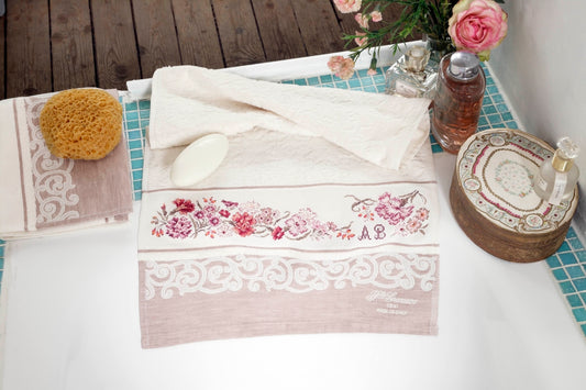 Grille de broderie point de croix : serviette œillets à personnaliser avec ABC, idée cadeau. Imprimée en couleur avec références DMC sur 6 pages.